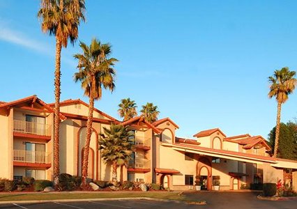 Quality Inn & Suites Bakersfield 01.[1]